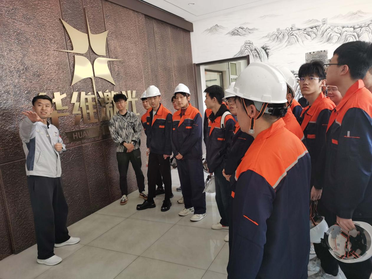 Mokytojai ir studentai iš Shenyango technologijos universiteto apsilankė „Huawei Laser Equipment Gamybos Co., Ltd.“.